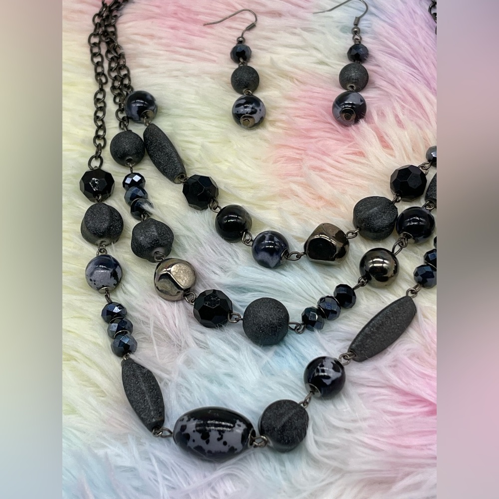 ➷ 5/$25 BEAUTIFUL Necklace and Earring Set Multilayered and Textured - Picture 4 of 4